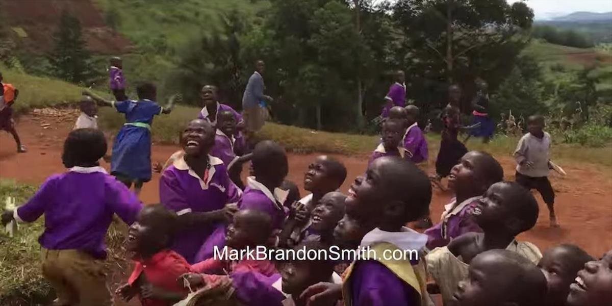 VIDEO Africké deti videli prvýkrát dron: Takáto bola ich reakcia