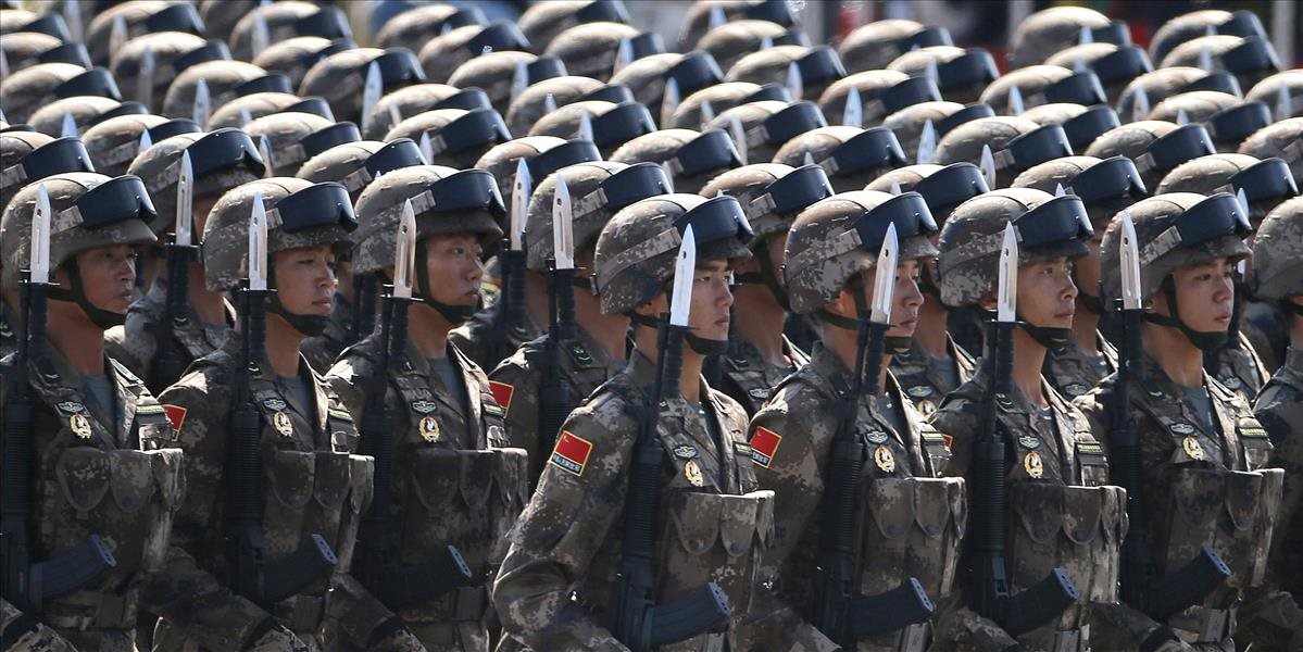 Čína zvýši výdavky na armádu najmenej za šesť rokov, príde o 300.000 vojakov