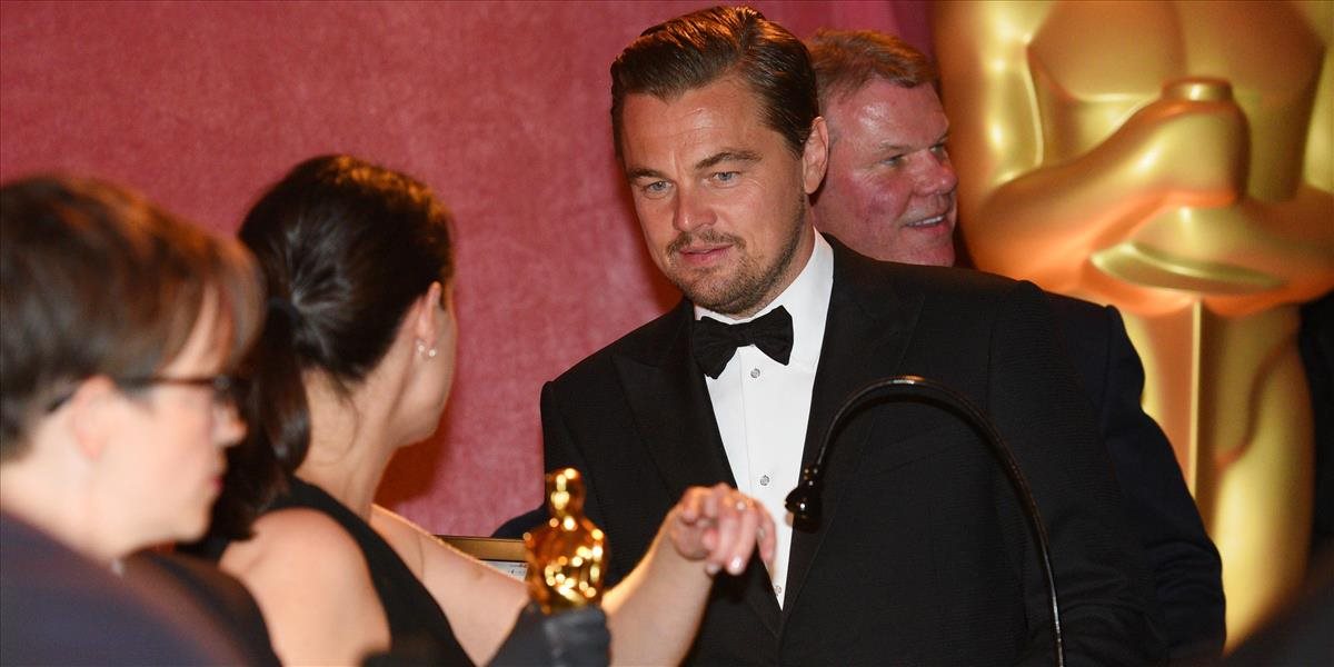 VIDEO Leonardo DiCaprio takmer zabudol svojho vytúženého Oscara v bare