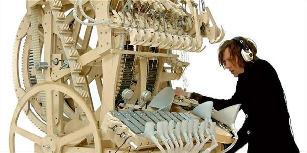 FOTO a VIDEO Švédsky hudobník vytvoril unikátny hudobný nástroj, cirkuluje v ňom 2-tisíc guličiek