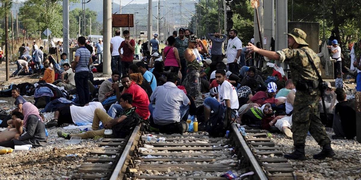 VIDEO Migranti blokujú železničnú trať medzi Srbskom a Macedónskom