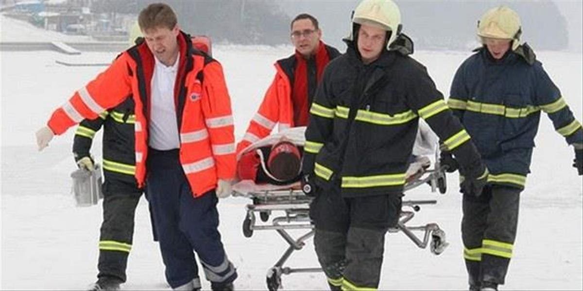 Robotníka zachraňovali aj hasiči a vrtuľník