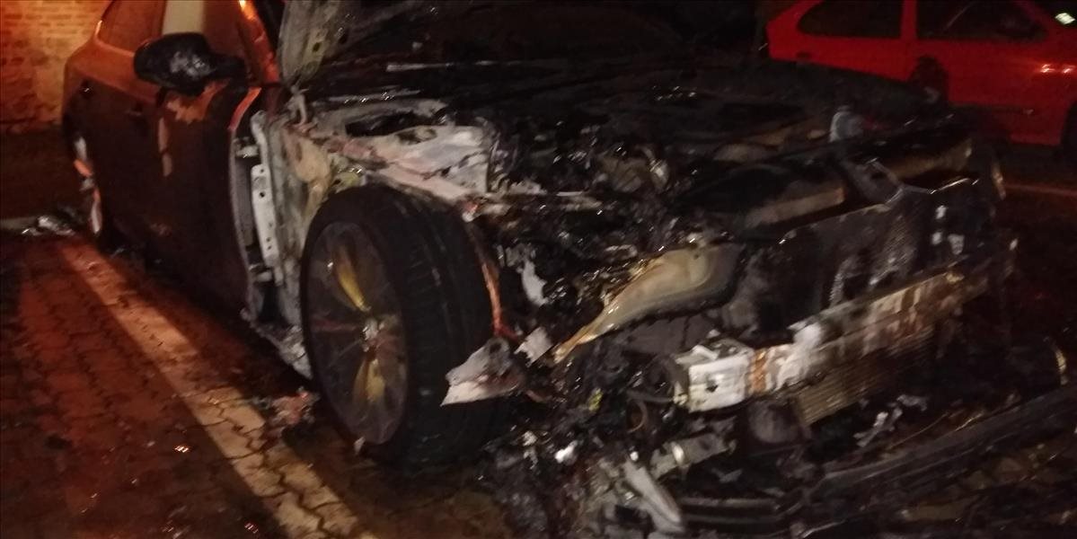 FOTO V centre Trnavy horelo auto, oheň zasiahol aj ďalšie vozidlo