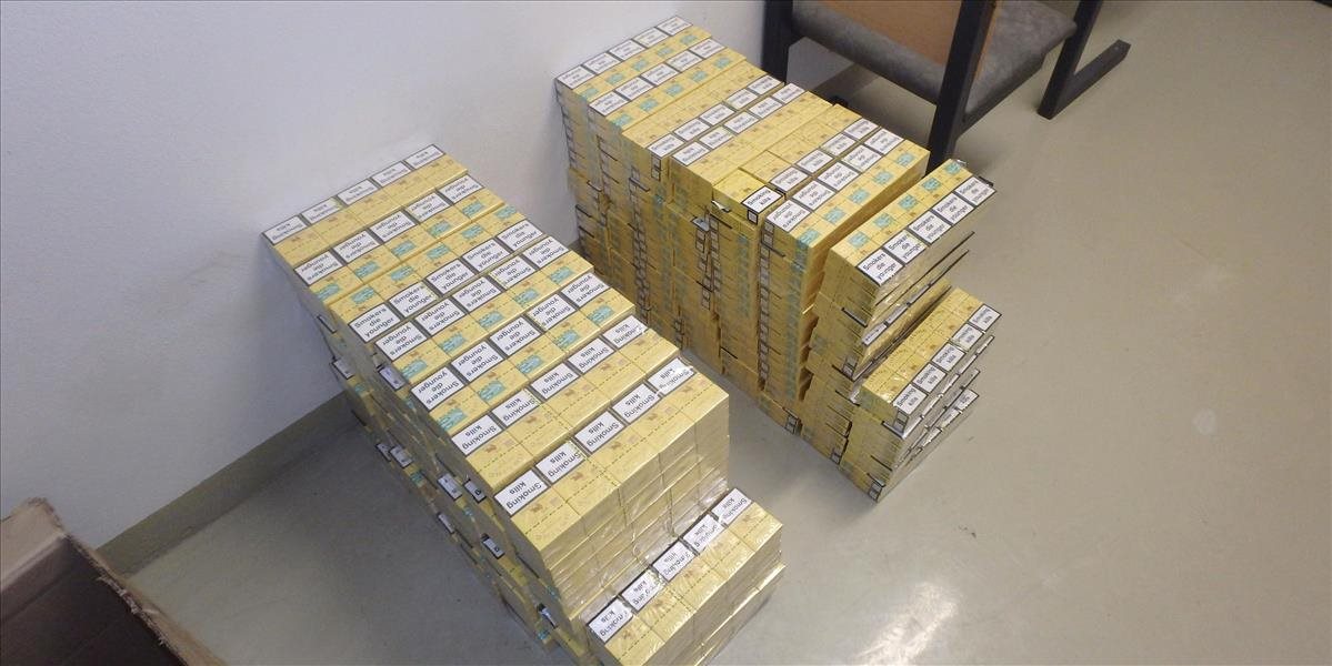 FOTO Polícia v Snine zadržala Ukrajinca so 150 kartónmi pašovaných cigariet