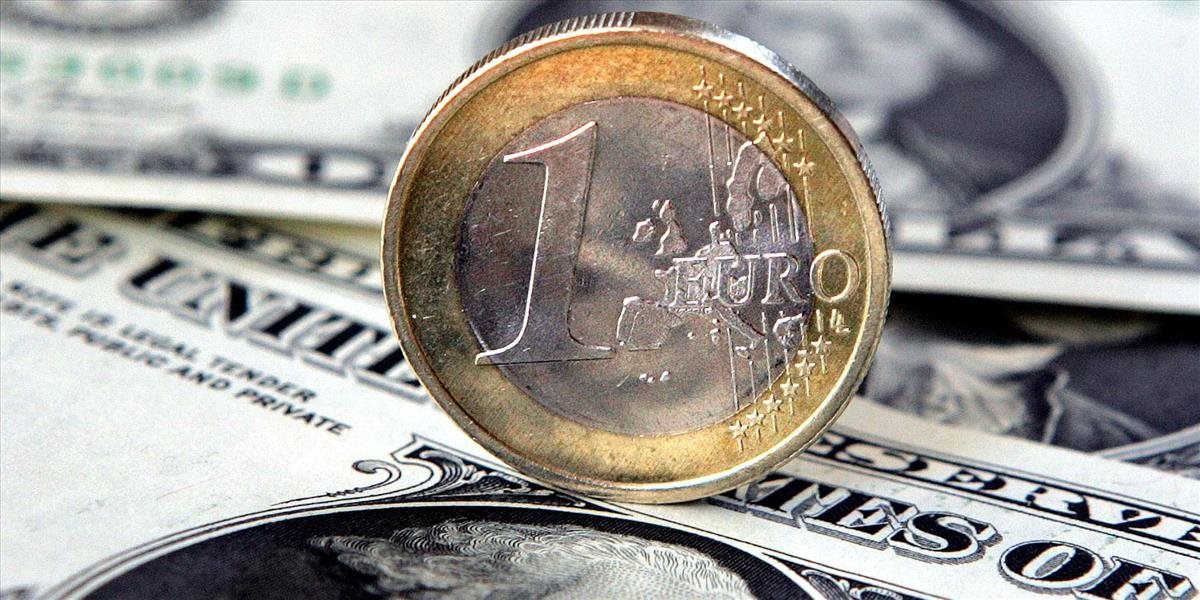 Kurz eura sa pohybuje tesne pod hranicou 1,10 USD/EUR