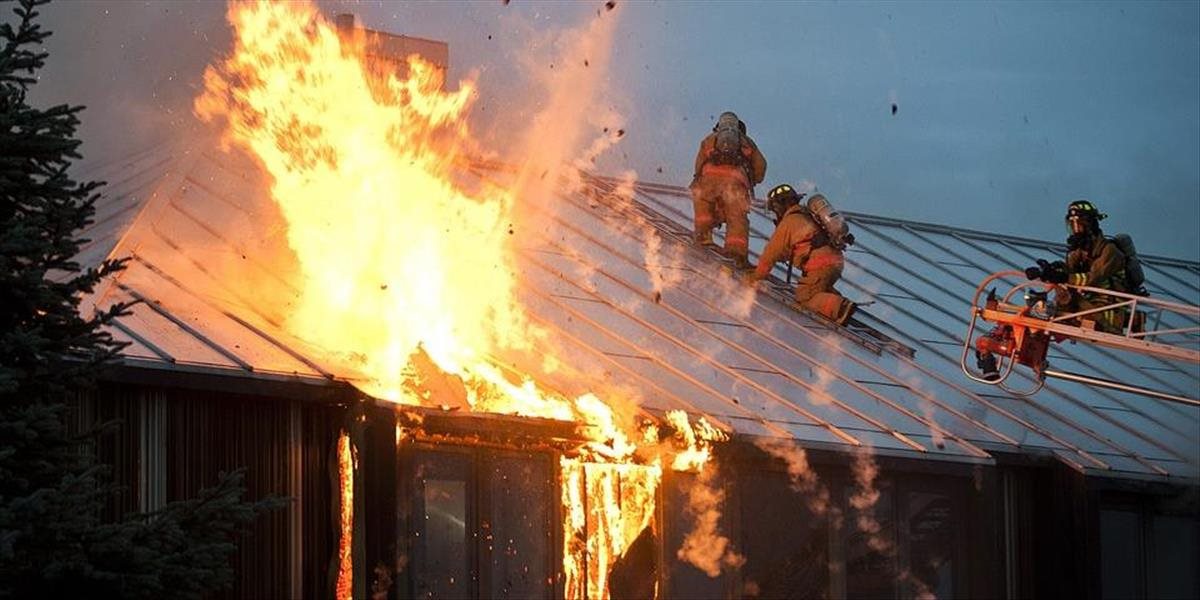 Policajti v Galantskom okrese zachraňovali muža, ktorý si podpálil dom, pomoci sa bránil