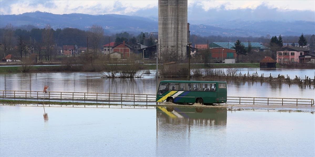 Rozvodnené rieky v Srbsku zaplavili desiatky domov, poľnohospodársku pôdu aj cesty