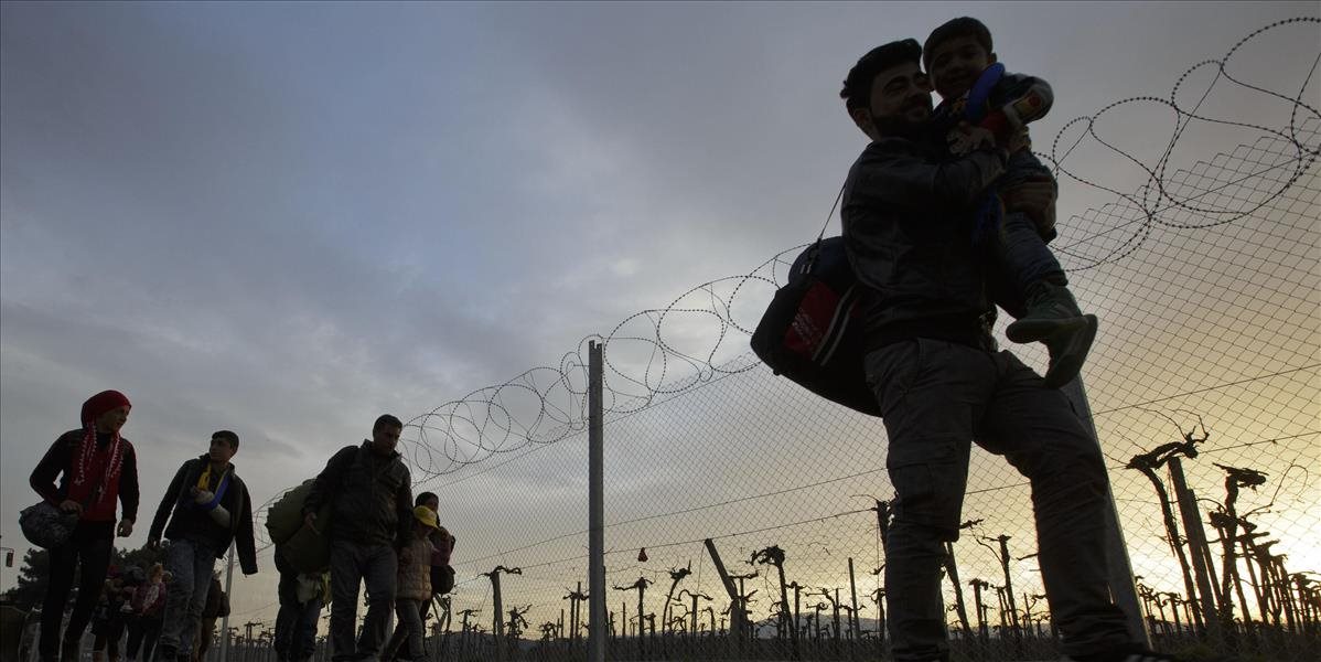 V Grécku čakajú tisícky migrantov, z Macedónska do Srbska pokračujú iba stovky