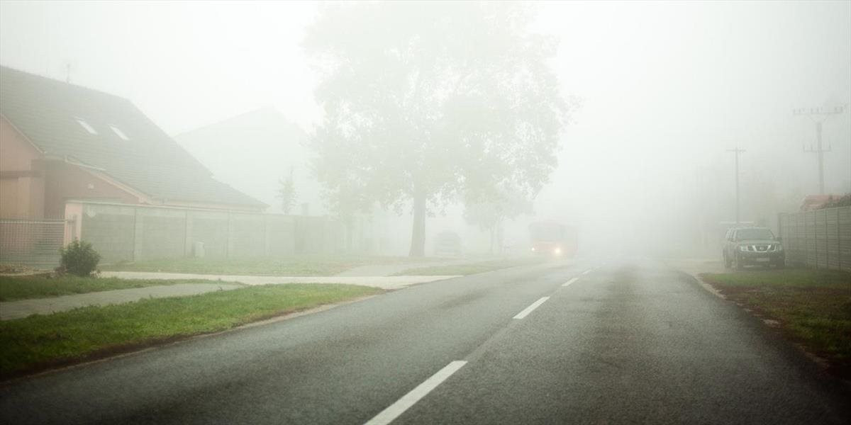 Vodiči by si mali dávať pozor na hmlu na viacerých úsekoch ciest