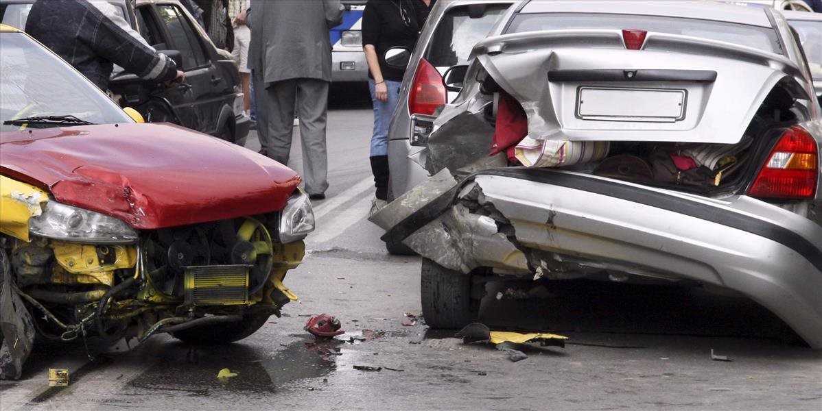 Pri dopravnej nehode v obci Devičie sa zranili dvaja ľudia