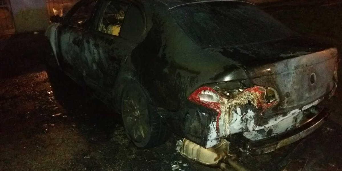 FOTO Neznámy páchateľ v Leopoldove zapálil dve autá