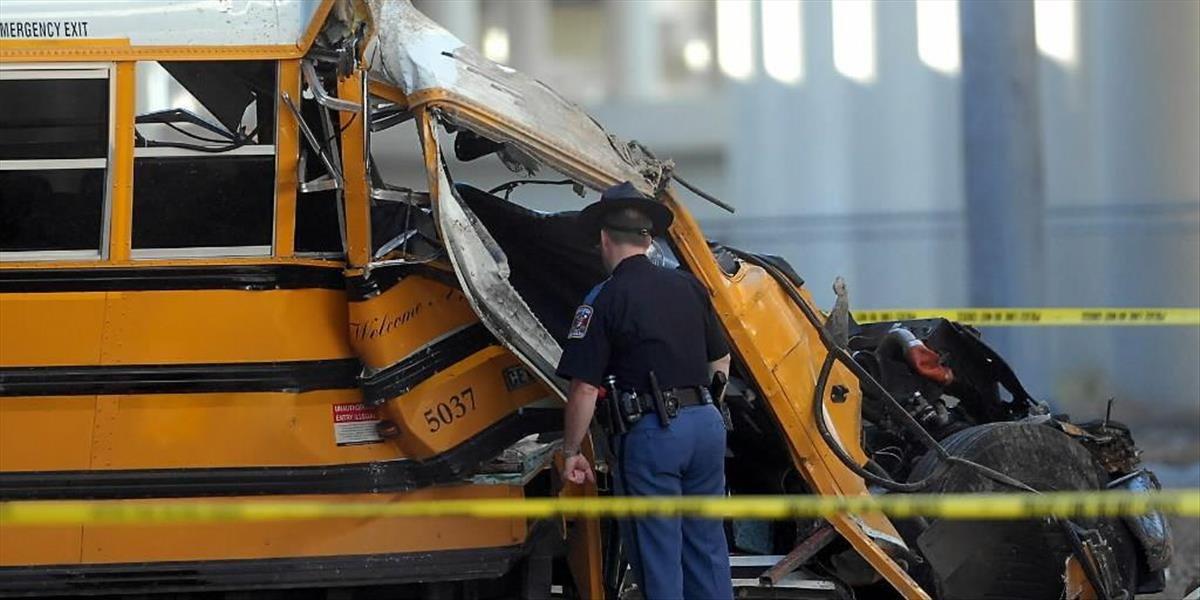 Pri Dortmunde sa pri nehode školského autobusu ľahko zranilo 20 detí