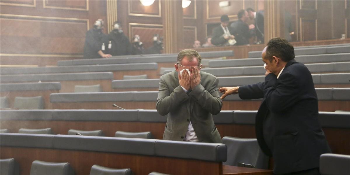 VIDEO Kosovská opozícia vyvádzala v parlamente, použili slzotvorný plyn aj laser
