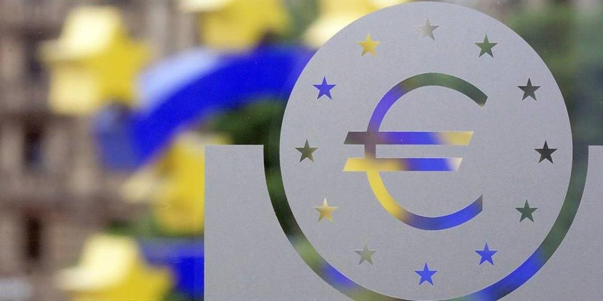 Euro výrazne kleslo voči doláru aj britskej libre