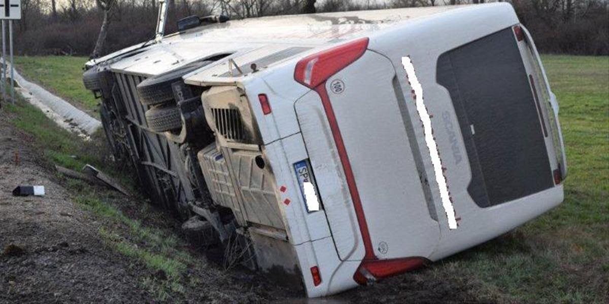 Pri zrážke osobného auta s autobusom v Žiari nad Hronom sa zranili dvaja ľudia