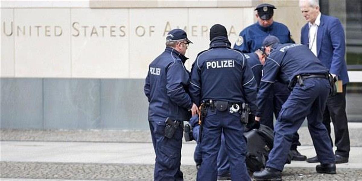 Pred veľvyslanectvom USA v Berlíne zadržali muža, zaútočil na ochranku a vyhrážal sa bombou