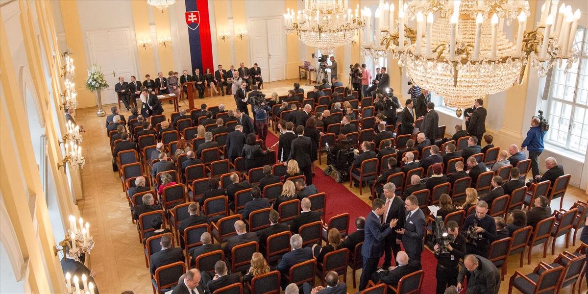 FOTO Poslanci si prevzali osvedčenia o zvolení do parlamentu: Ako prvý ho dostal Fico, najväčší potlesk zožala Silvia Petruchová
