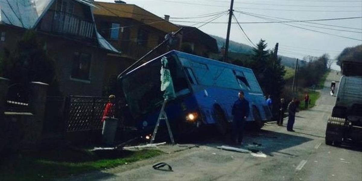 FOTO V obci Slanec sa zrazil plný autobus s nákladným vozidlom, zasahoval aj vrtuľník
