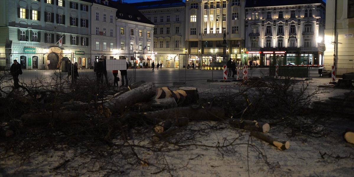 Stromom na Františkánskom námestí uškodilo zabetónovanie