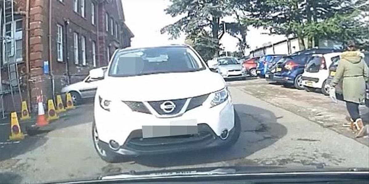 VIDEO Žena sa snažila zaparkovať: 17-krát sa jej to nepodarilo, nakoniec to aj tak vzdala!