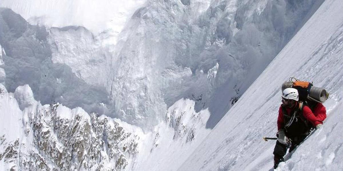 Pri páde lavíny zahynulo najmenej šesť lyžiarov