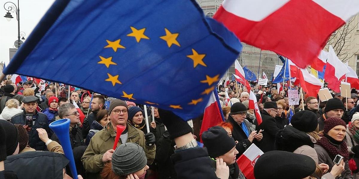 Poľskí demonštranti vyzývajú vládu, aby uznala rozhodnutie ústavného súdu