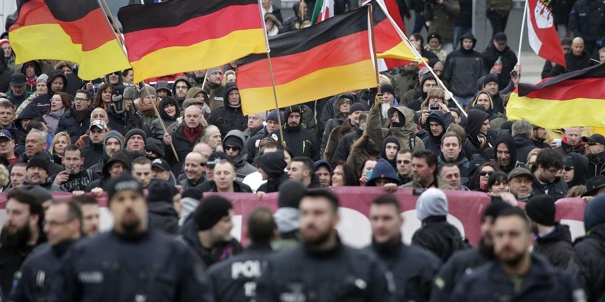 V Berlíne pochodovalo cez vládnu štvrť takmer 3000 pravicových extrémistov