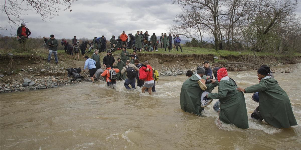 Macedónska polícia zadržala stovky migrantov, ktorí nelegálne prešli cez hranice