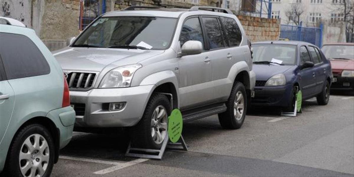 Parkovanie v Petržalke sa dostalo do slepej uličky, tvrdia poslanci
