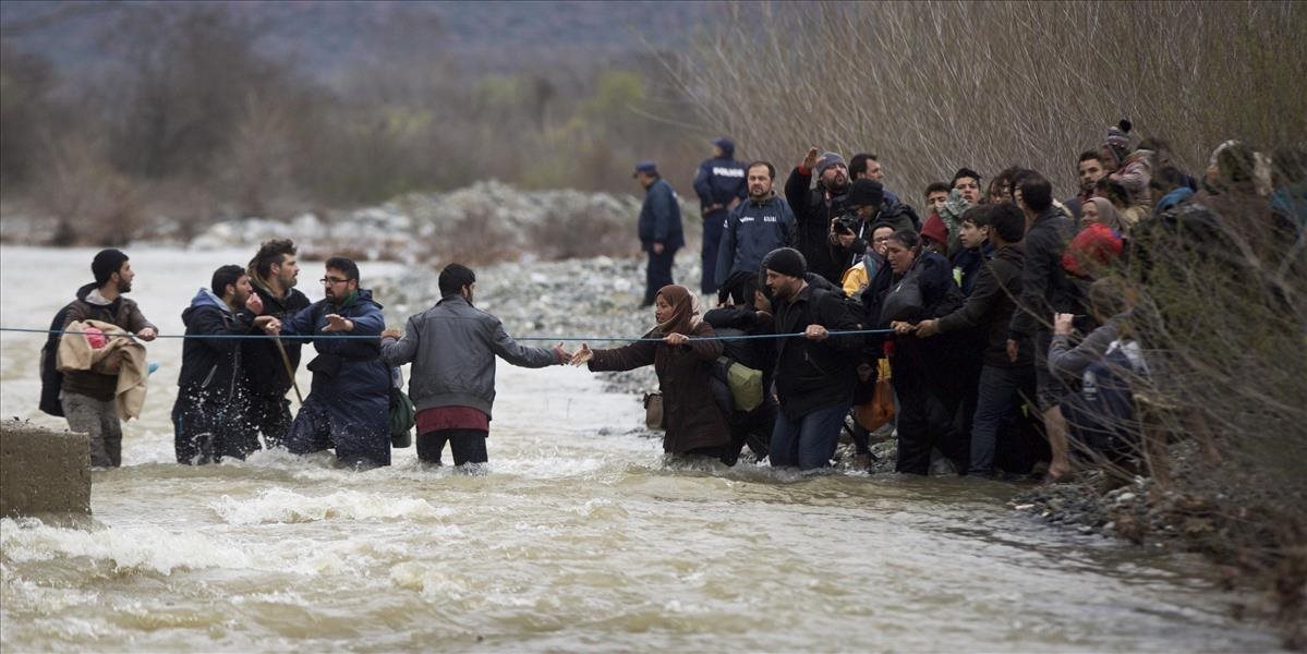FOTO Macedónske úrady vrátili stovky utečencov z Grécka, ktorí obišli hraničný priechod