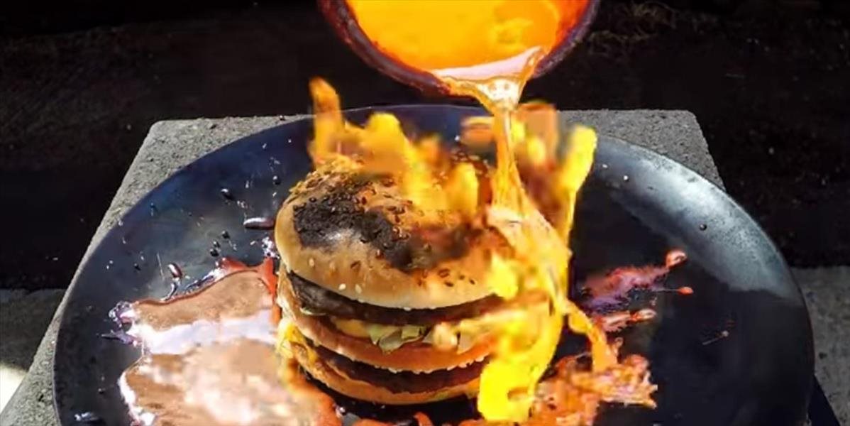 Šokujúce VIDEO Nezničiteľný Big Mac prežije kúpel v roztavenom kove, toto jedia ľudia