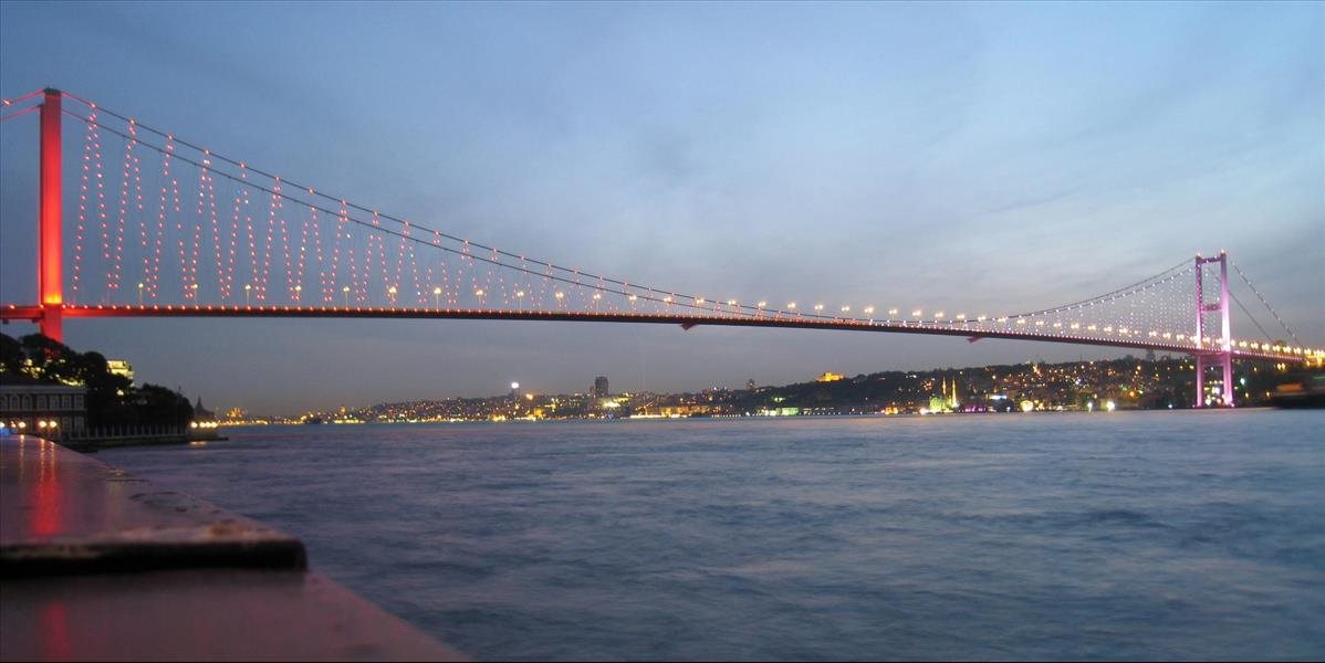 Turecká polícia uzavrela Bosporský most, kontrolovala podozrivé vozidlo