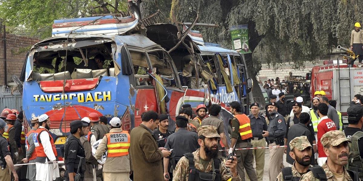 Bombový útok v Pakistane: Explózia v autobuse usmrtila najmenej 15 vládnych zamestnancov