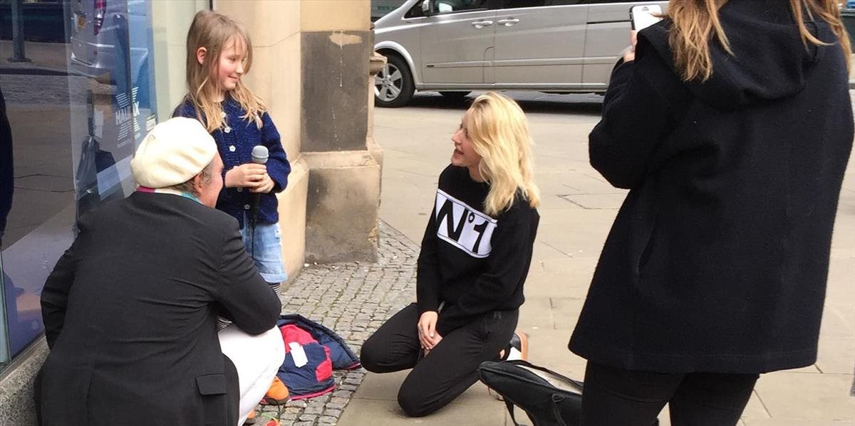 VIDEO Ellie Goulding na ulici dojalo malé dievčatko, spievalo jej pieseň On my mind