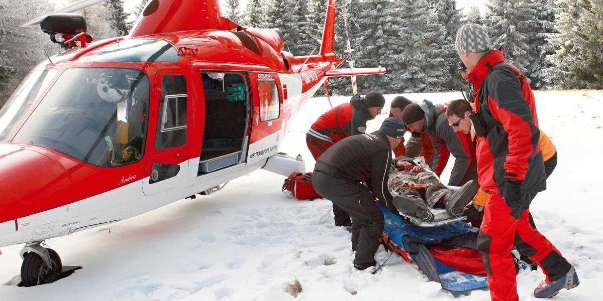 Leteckí záchranári previezli dvoch zranených lyžiarov do nemocnice
