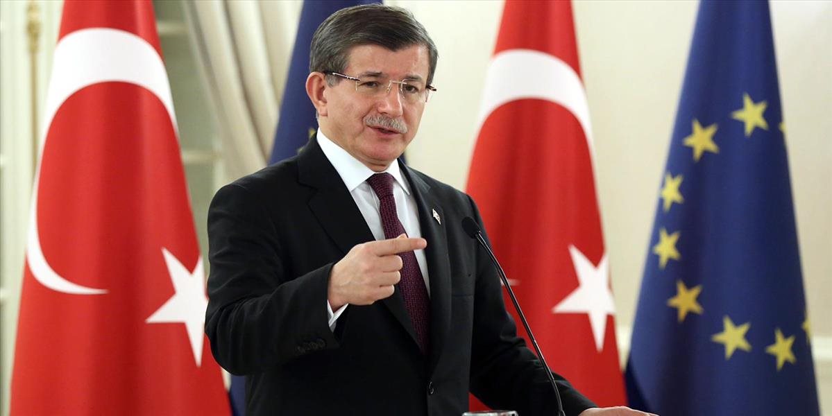 Davutoglu: Imunitu by mali odobrať súčasne veľkej väčšine tureckých poslancov