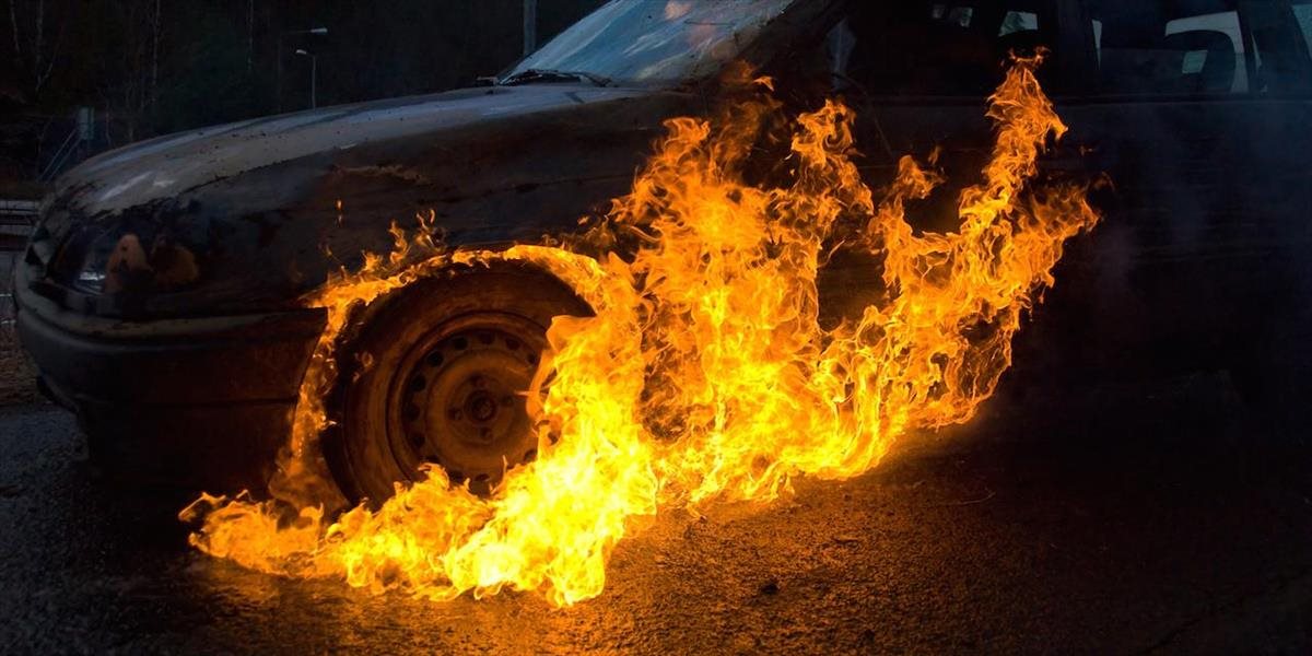 V Kosove ničili autá EÚ, vládne podpaľovali
