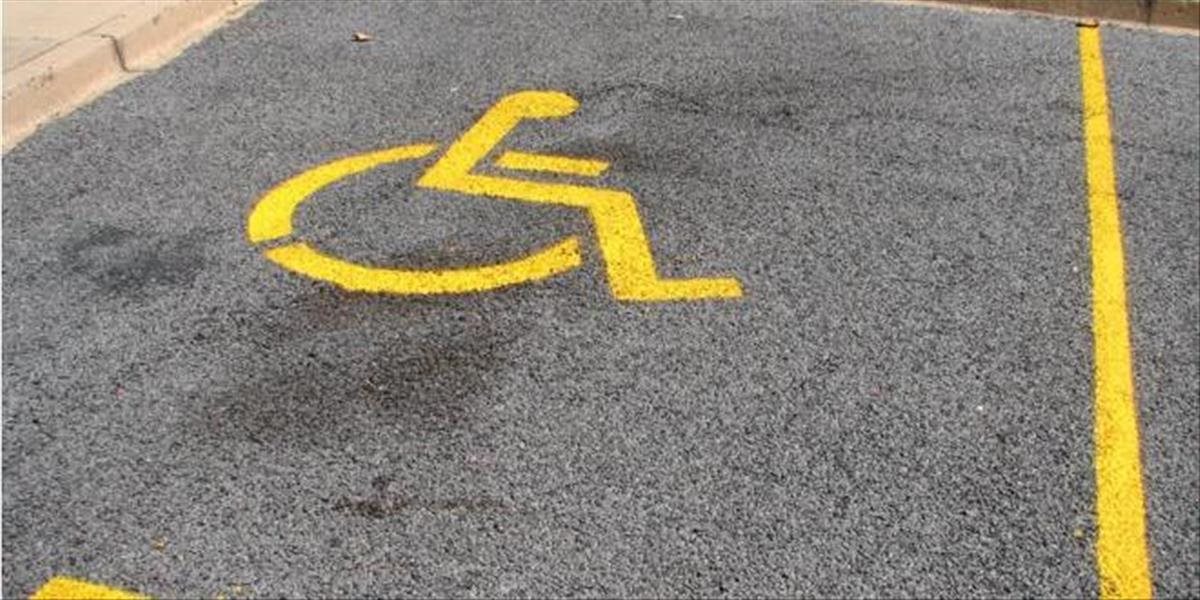 Polícia v Bratislave sprísni kontroly parkovania na miestach pre invalidov