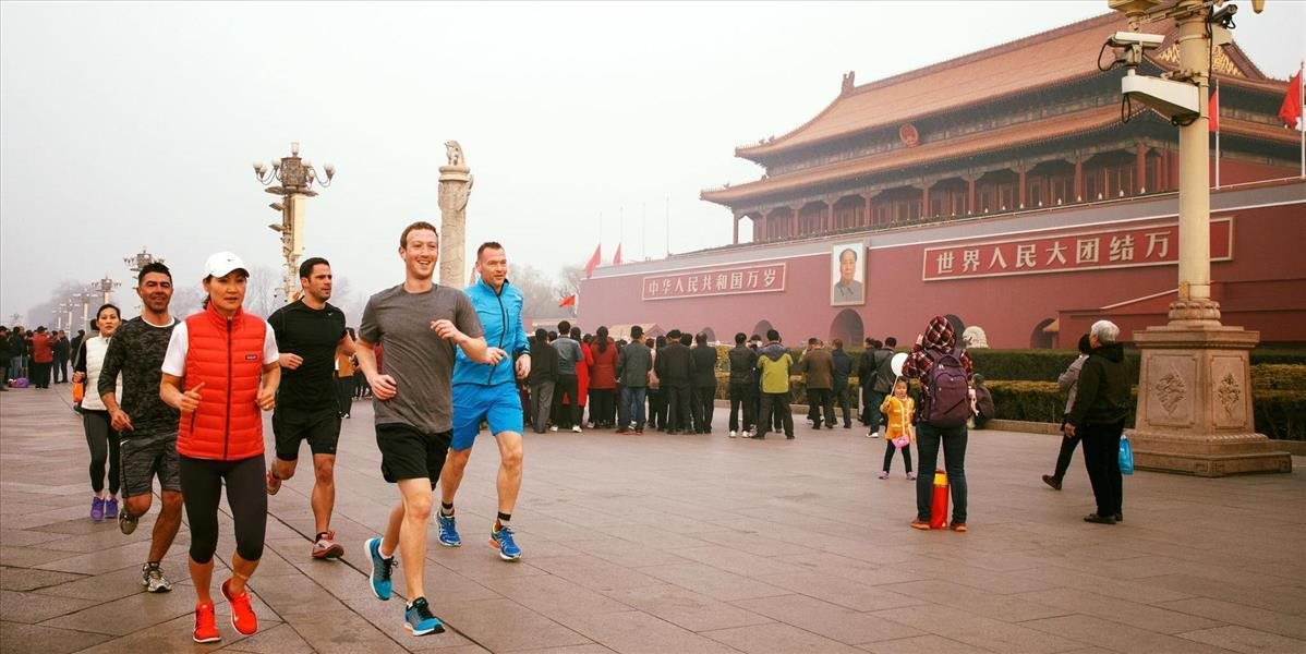 Zuckerbergov beh v zasmogovanom centre Pekingu pobavil čínsku verejnosť