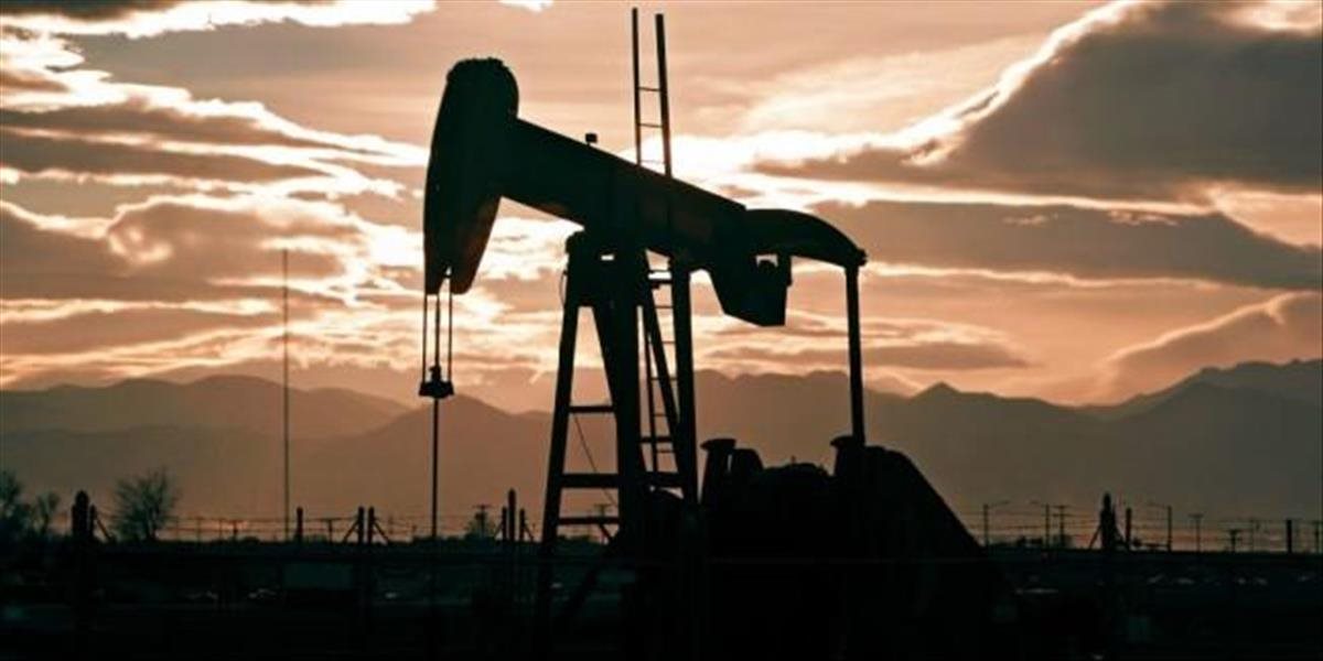 Ceny ropy ďalej klesajú pre obavy z jej prebytku na trhoch