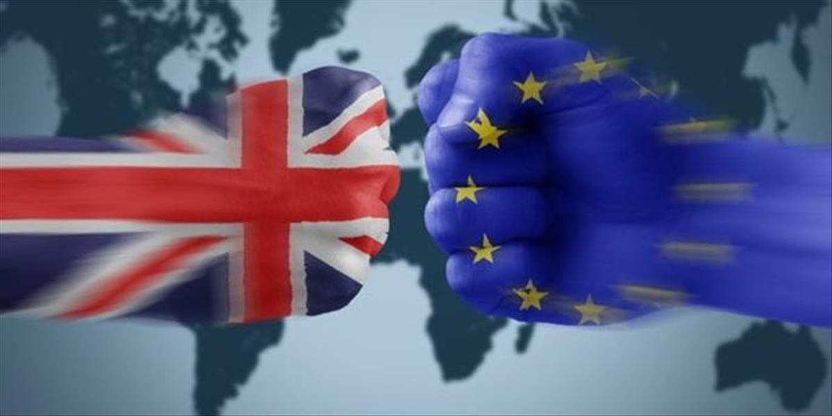 Odchod z EÚ by Britániu podľa prieskumu stál 100 miliard libier