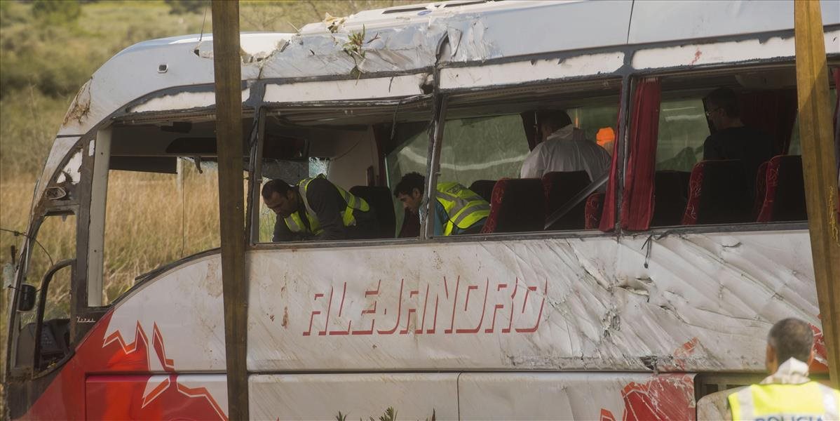 Nehoda autobusu v Španielsku: Vodič pred nehodou zrejme zaspal alebo ho niečo vyrušilo