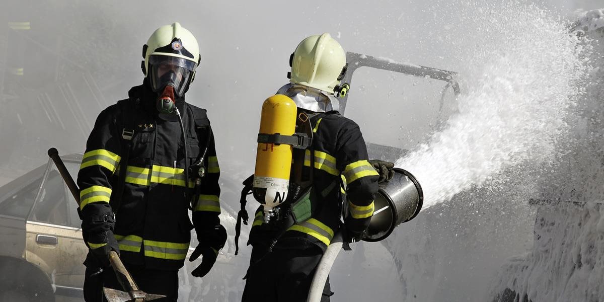 Hasiči zasahujú pri požiari strechy v obci Slovenská Kajňa