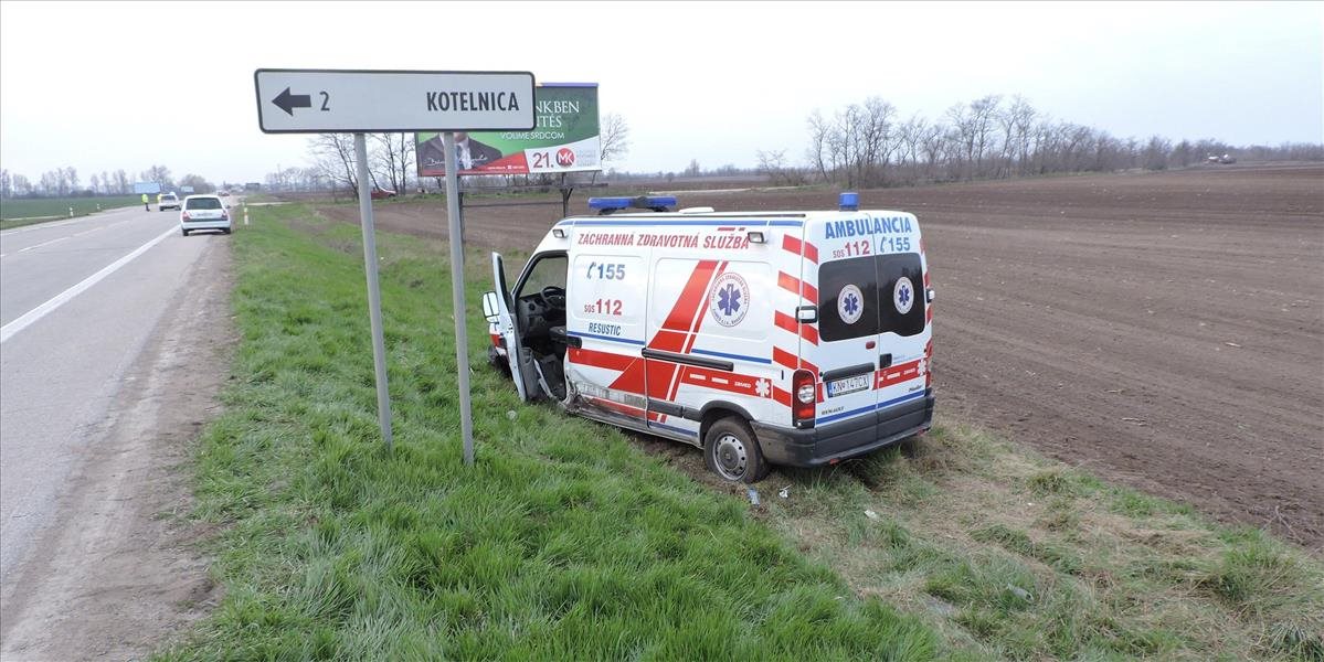 FOTO V okrese Komárno sa zrazila sanitka s osobným autom, zranenia utrpela spolujazdkyňa