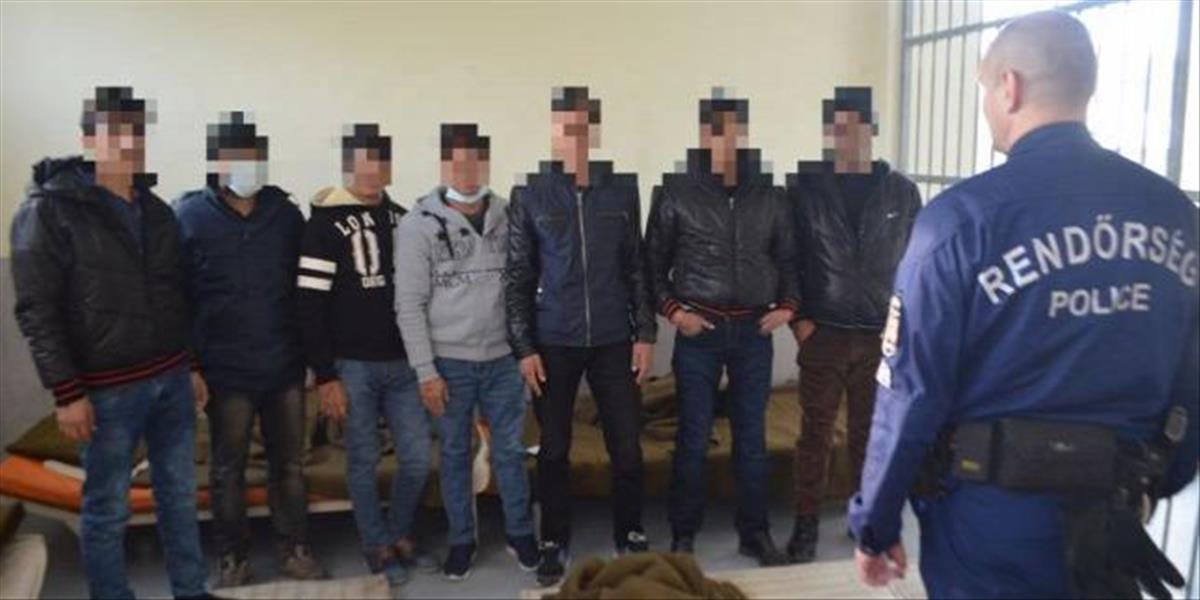 Maďarská polícia zadržala siedmich migrantov, bez dokladov išli po diaľnici M1