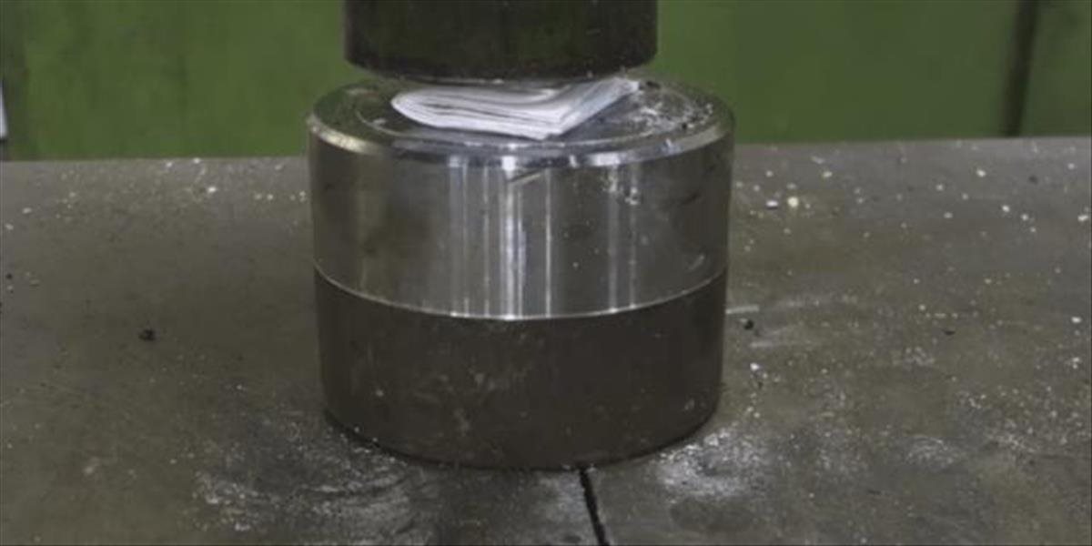 VIDEO Ani pomocou hydraulického lisu nepreložíte papier viac ako sedemkrát