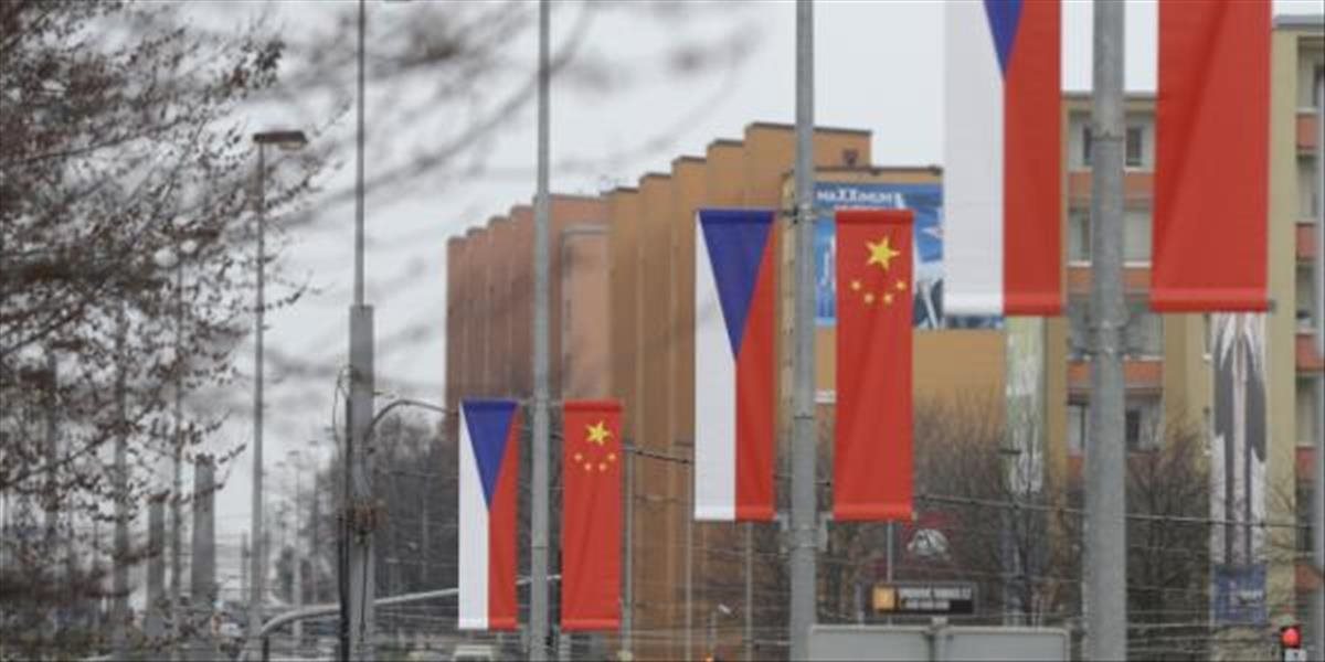 Vandal poničil farbou pred návštevou čínskeho prezidenta v Prahe desiatky vlajok