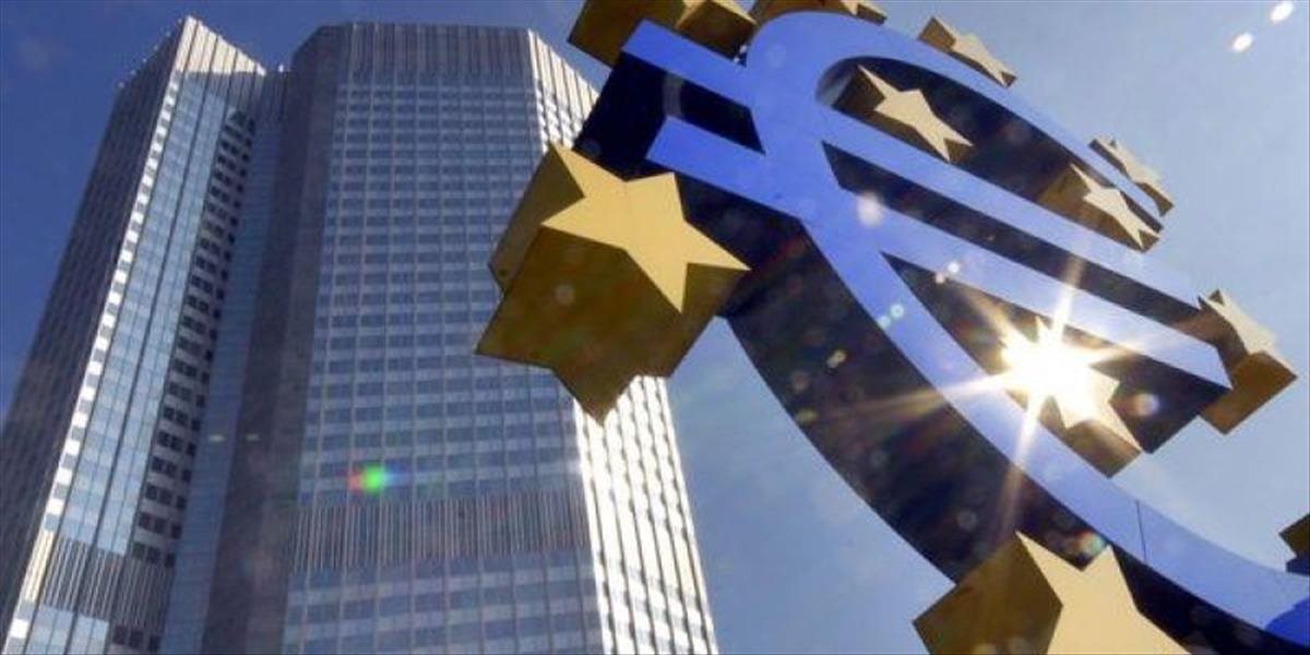 Nízke úroky ECB nútia banky spoplatňovať čoraz viac služieb