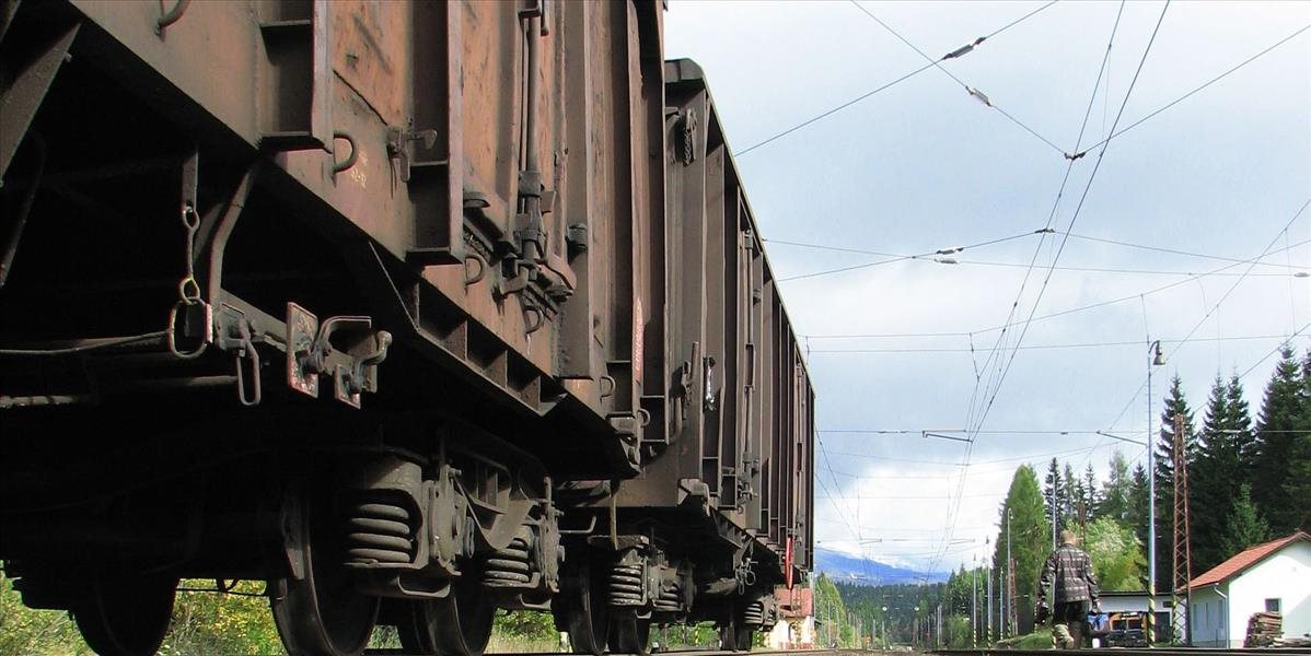 Vykoľajenie pracovného stroja zablokovalo železničnú dopravu v Margecanoch