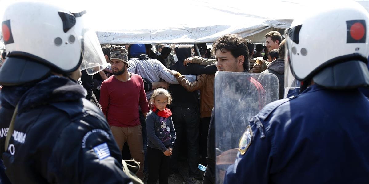 Migranti žiadajú otvorenie hraníc, do gréckych policajtov hádzali kamene